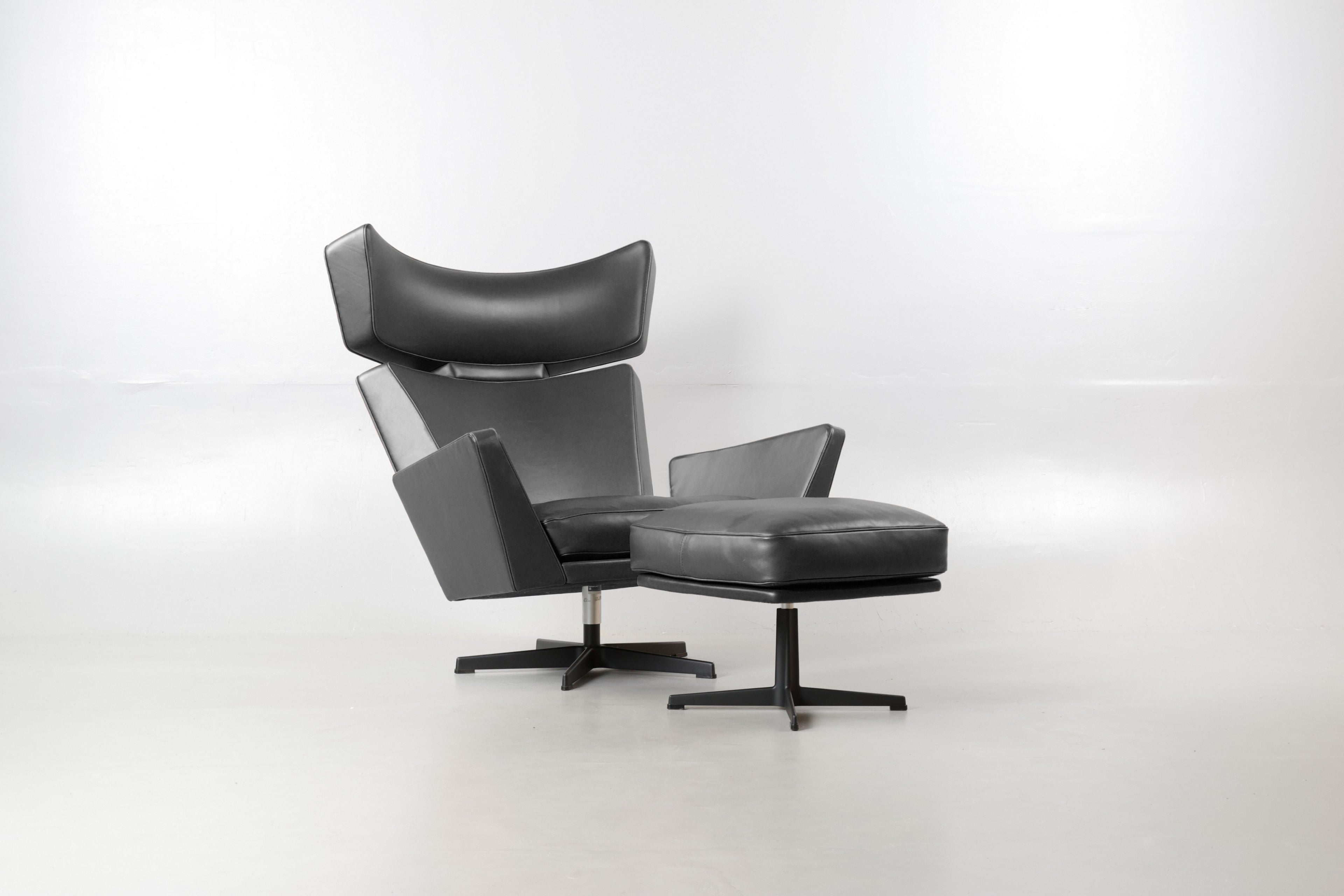 Arne Jacobsen Oksen Armchair with Footstool for Fritz Hansen, Denmark