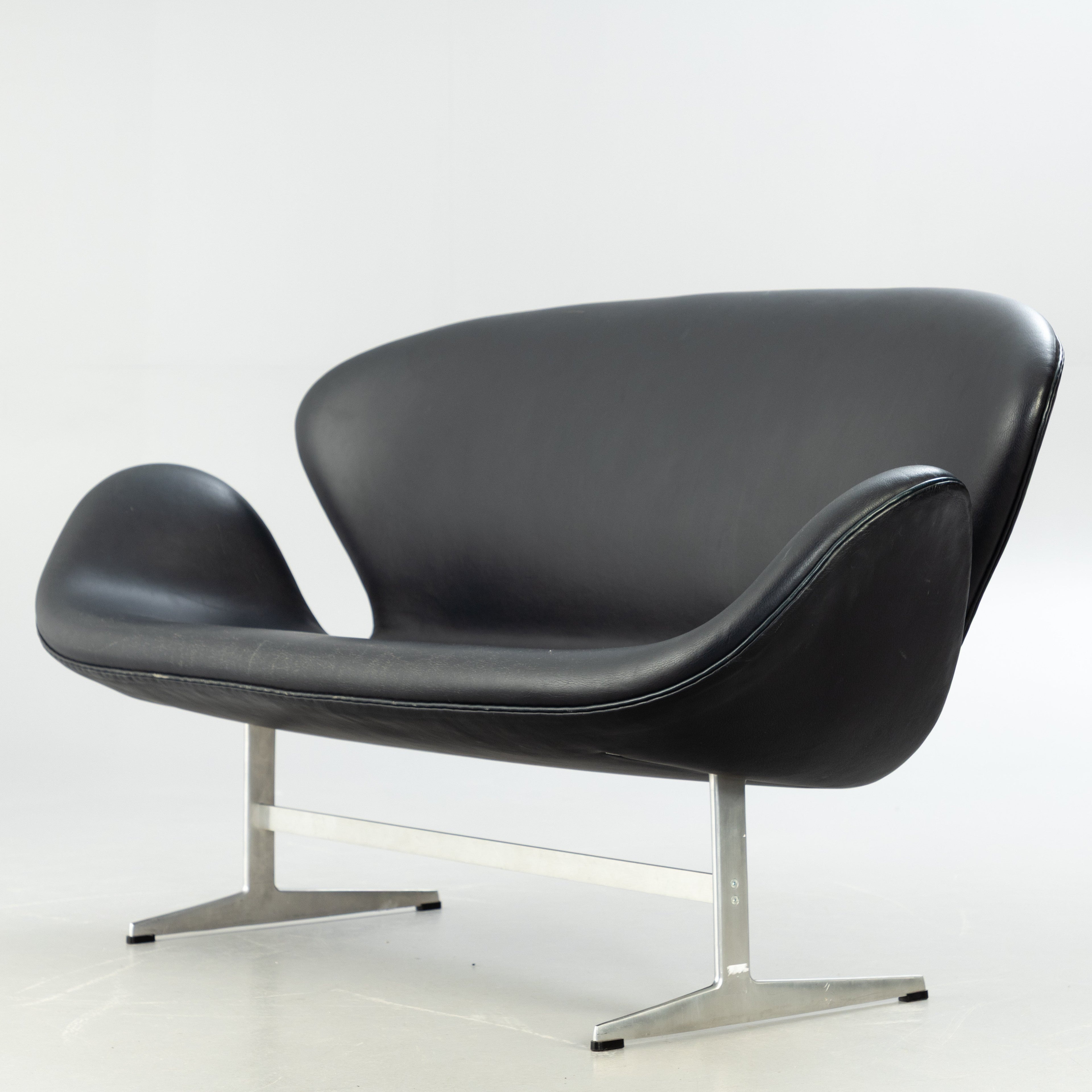 swan-sofa