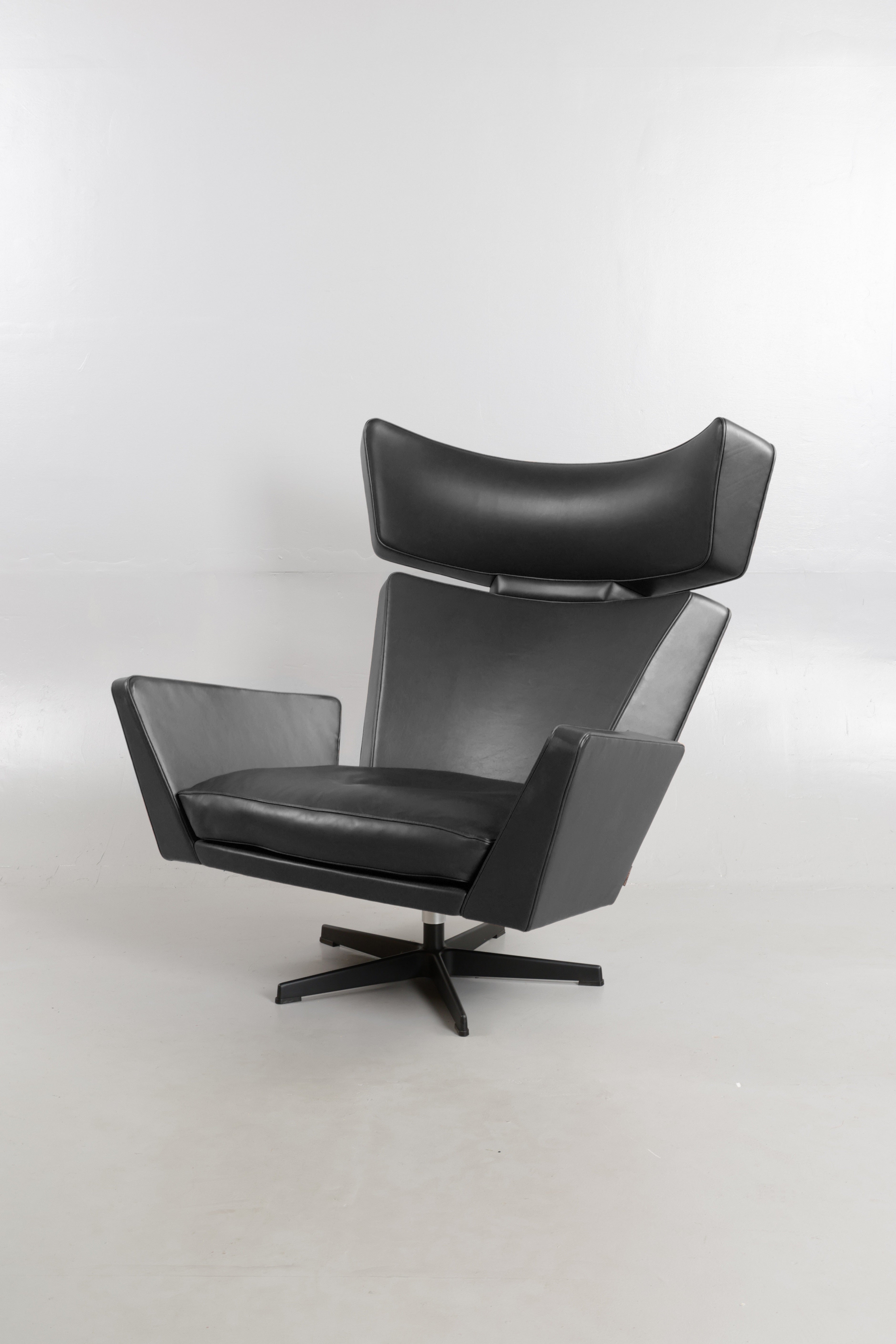 Arne Jacobsen Oksen Armchair with Footstool for Fritz Hansen, Denmark