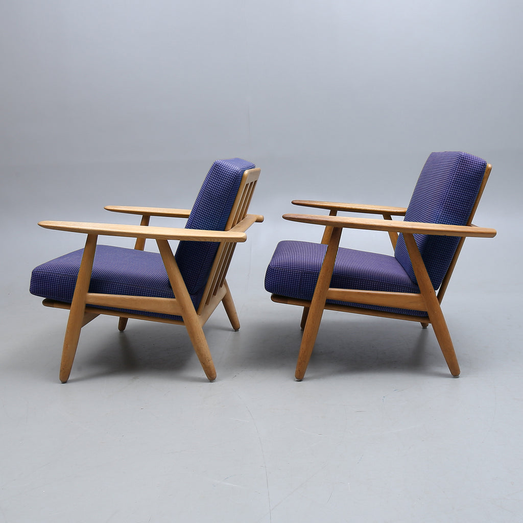 Hans J. Wegner GE 240 “Cigarren” Armchairs, Pair for Getama, Denmark