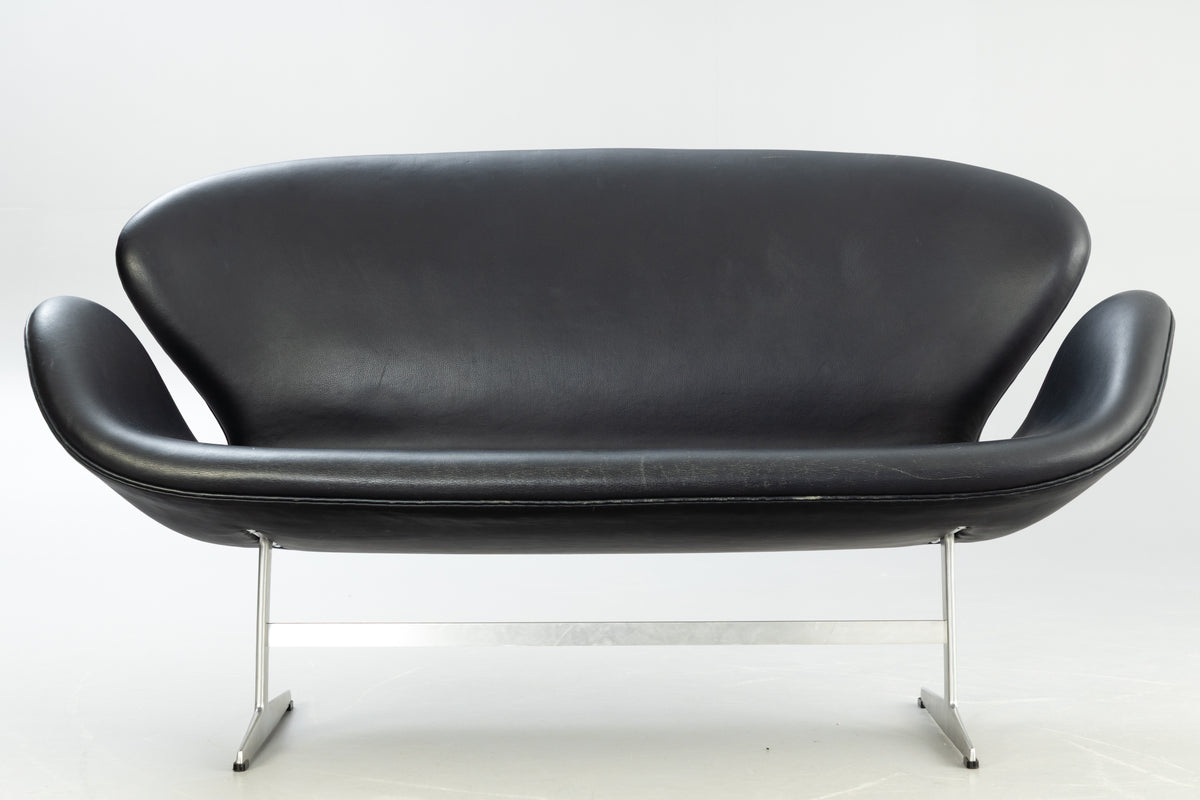 Arne Jacobsen Swan Sofa for Fritz Hansen, Denmark