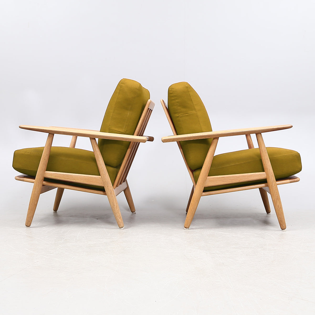 Hans J. Wegner GE 240 “Cigarren” Armchairs, Pair for Getama, Denmark