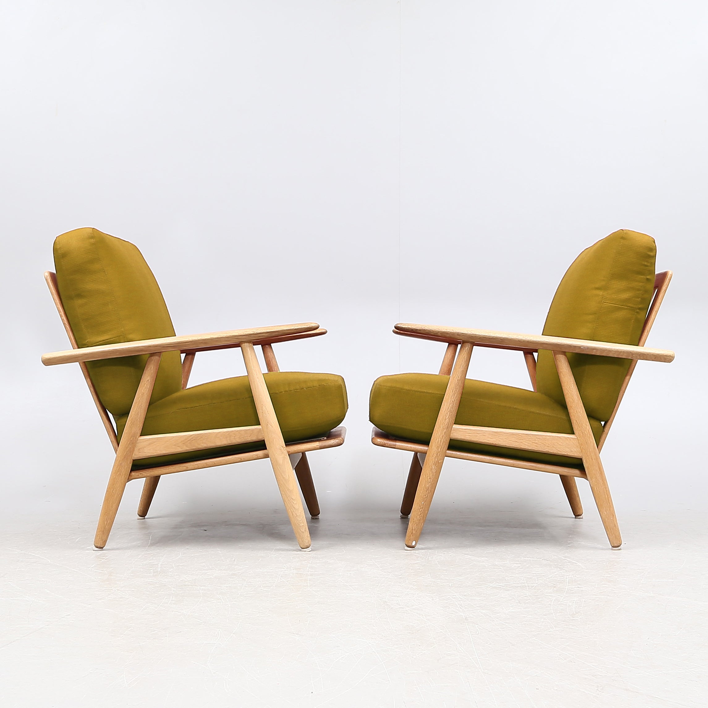 Hans J. Wegner GE 240 “Cigarren” Armchairs, Pair for Getama, Denmark