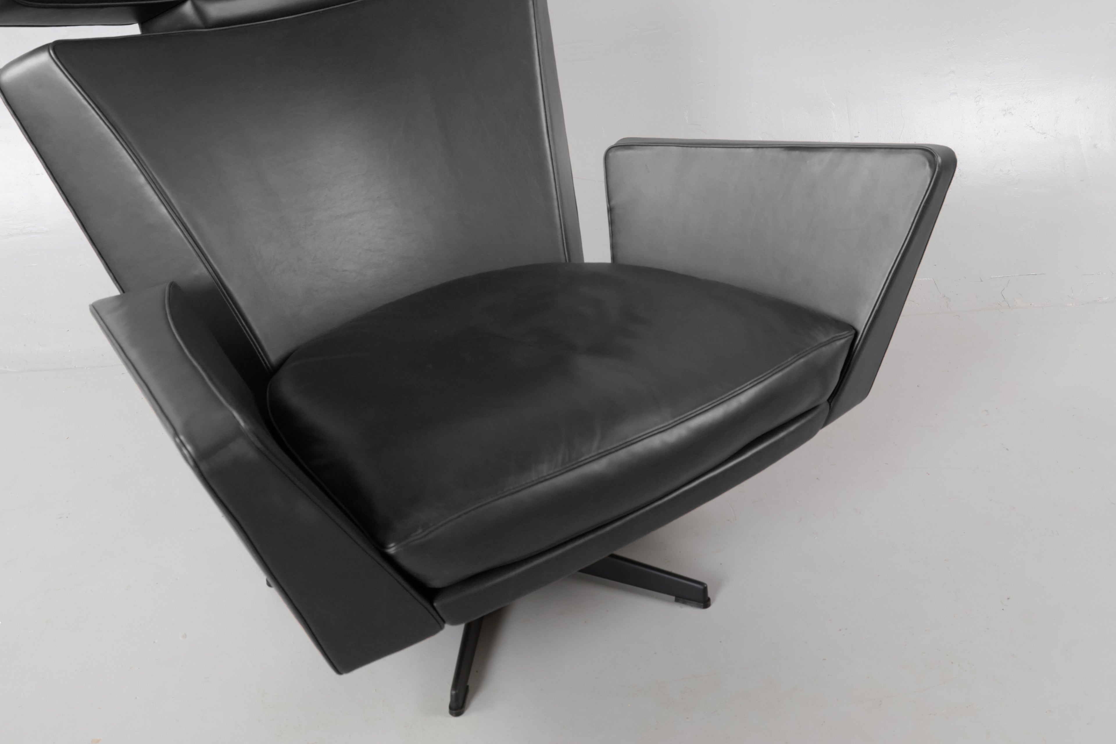 Arne Jacobsen Oksen Armchair with Footstool for Fritz Hansen, Denmark