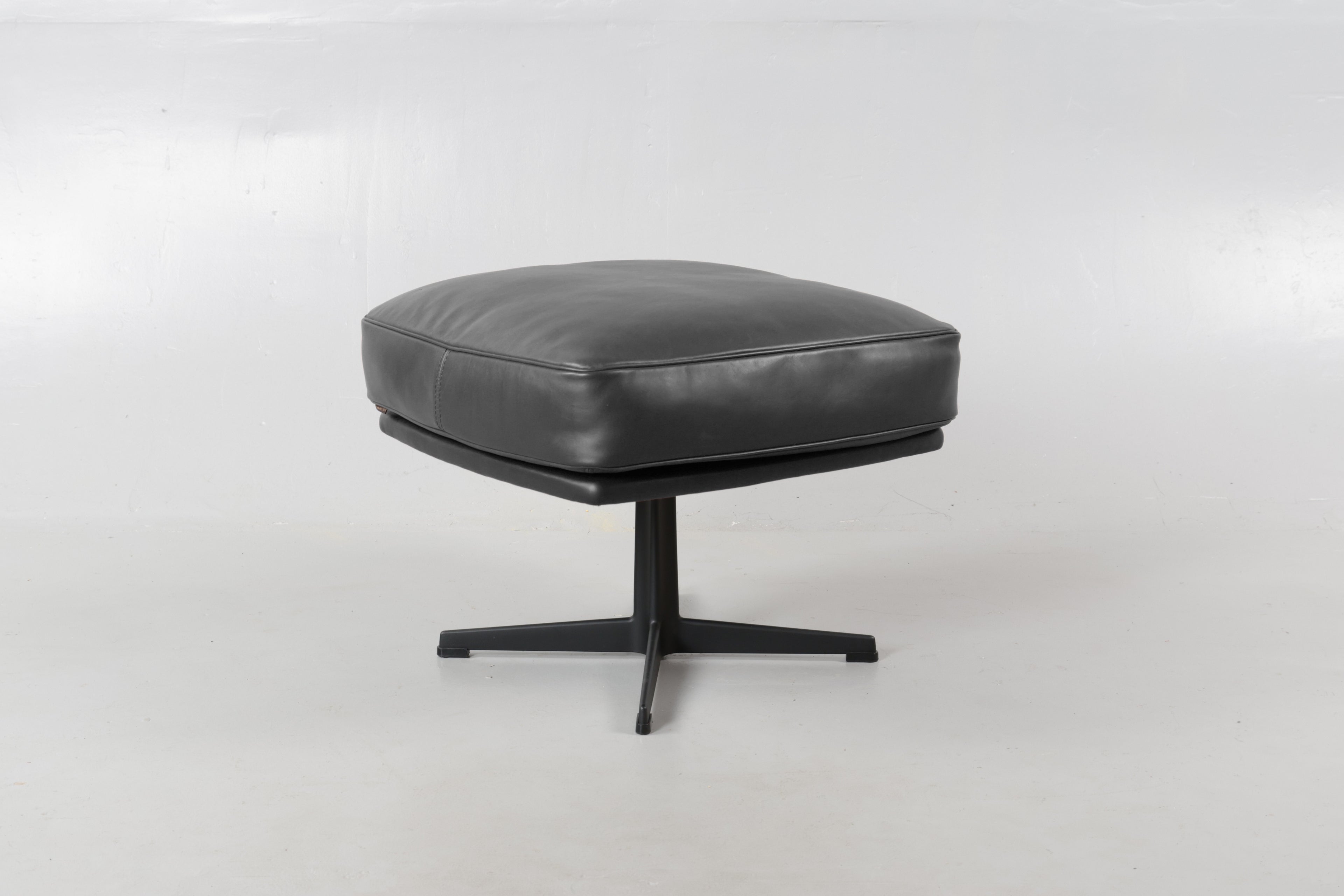 Arne Jacobsen Oksen Armchair with Footstool for Fritz Hansen, Denmark