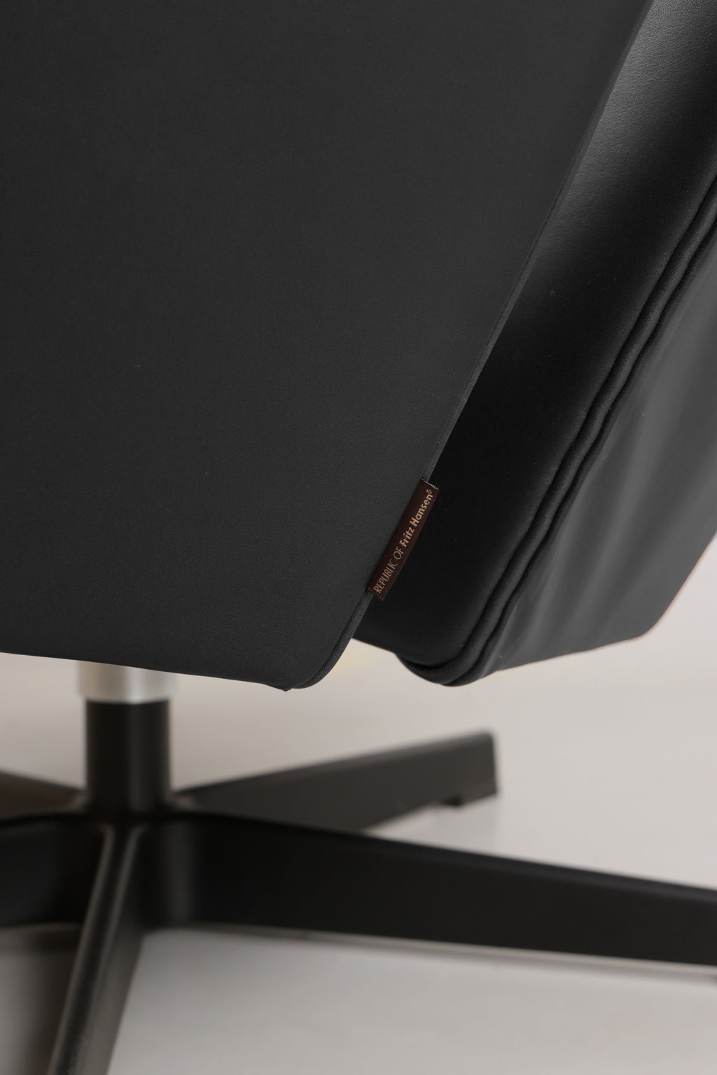 Arne Jacobsen Oksen Armchair with Footstool for Fritz Hansen, Denmark